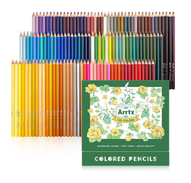 Les 126 crayons de couleur Arrtx disposés en éventail devant leur coffret-présentoir