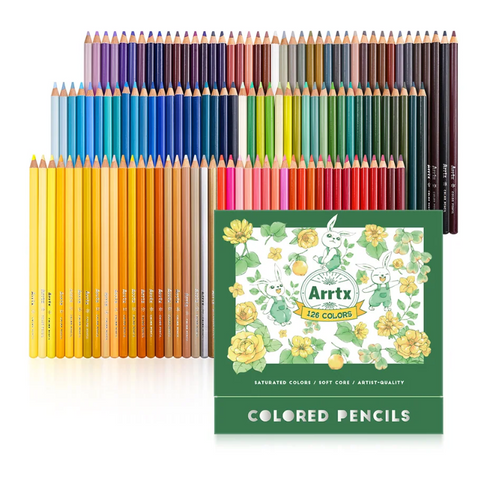 Les 126 crayons de couleur Arrtx disposés en éventail devant leur coffret-présentoir